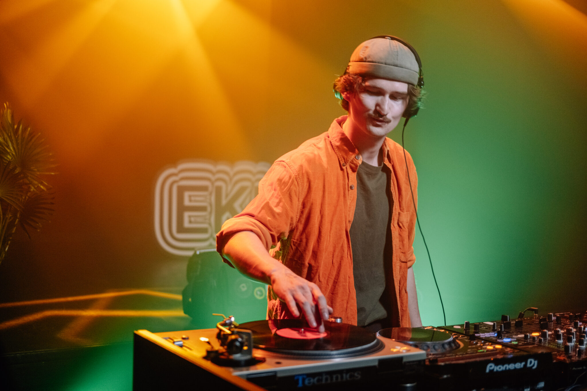 Deodaat performing live, mixing disco and percussive house