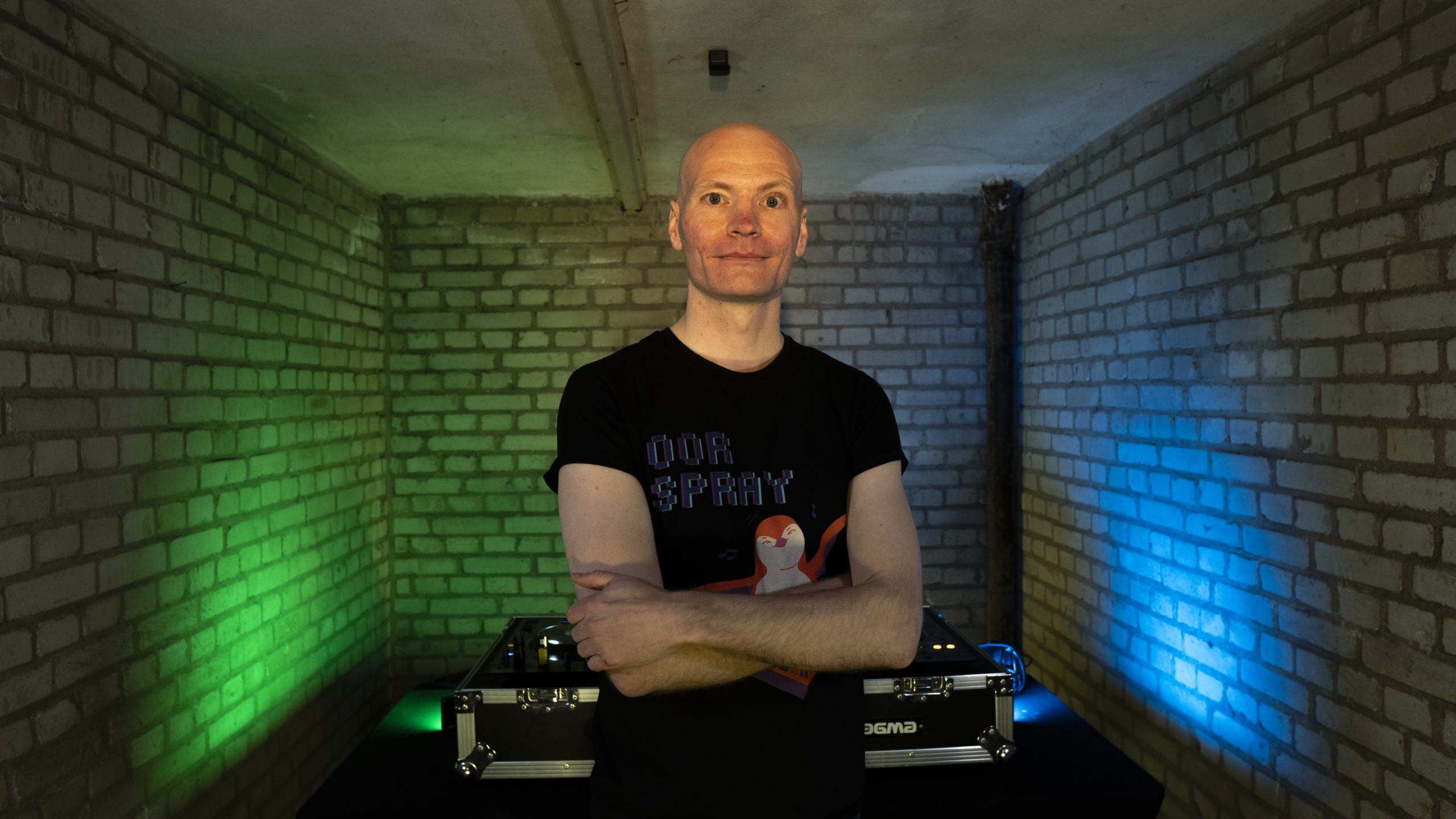 Oorspray performing an acid DJ set during Shelter Sessions, locked in behind the decks while blending hypnotic acid lines and raw underground energy inside the bunker recording space.