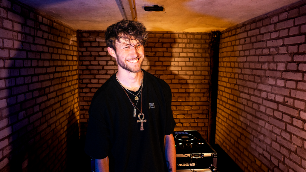 ANUBYS is a Dutch drum and bass producer and DJ from Arnhem, known for his combination of heavy basslines, punchy drums, and euphoric melodies. With over ten years of production experience, he draws inspiration from artists such as Skrillex, Marshmello, Basstripper, and Martin Garrix. ANUBYS’s first album Primordial fire is an experimental gapless Drum and Bass album where ANUBYS uses elements of his future bass/trap roots filled with vocal chops and melodic ecstasy while also embracing his newer dubstep/Riddim and new school dnb sound. But when the moshpit opens up right before the drop… You’ve activated his trap card: Survive.